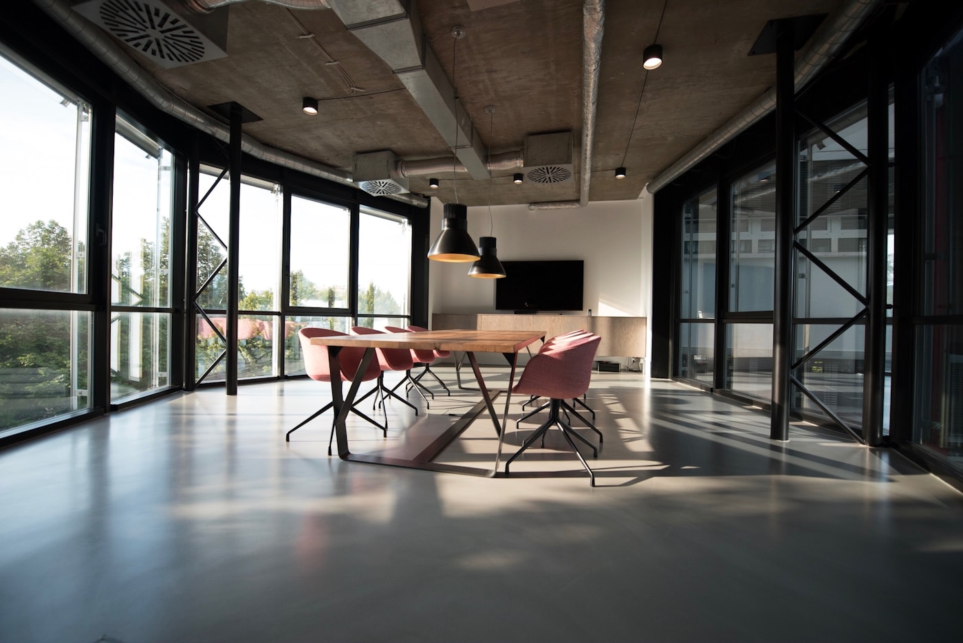 Sala de reuniones con luz natural en oficina corporativa