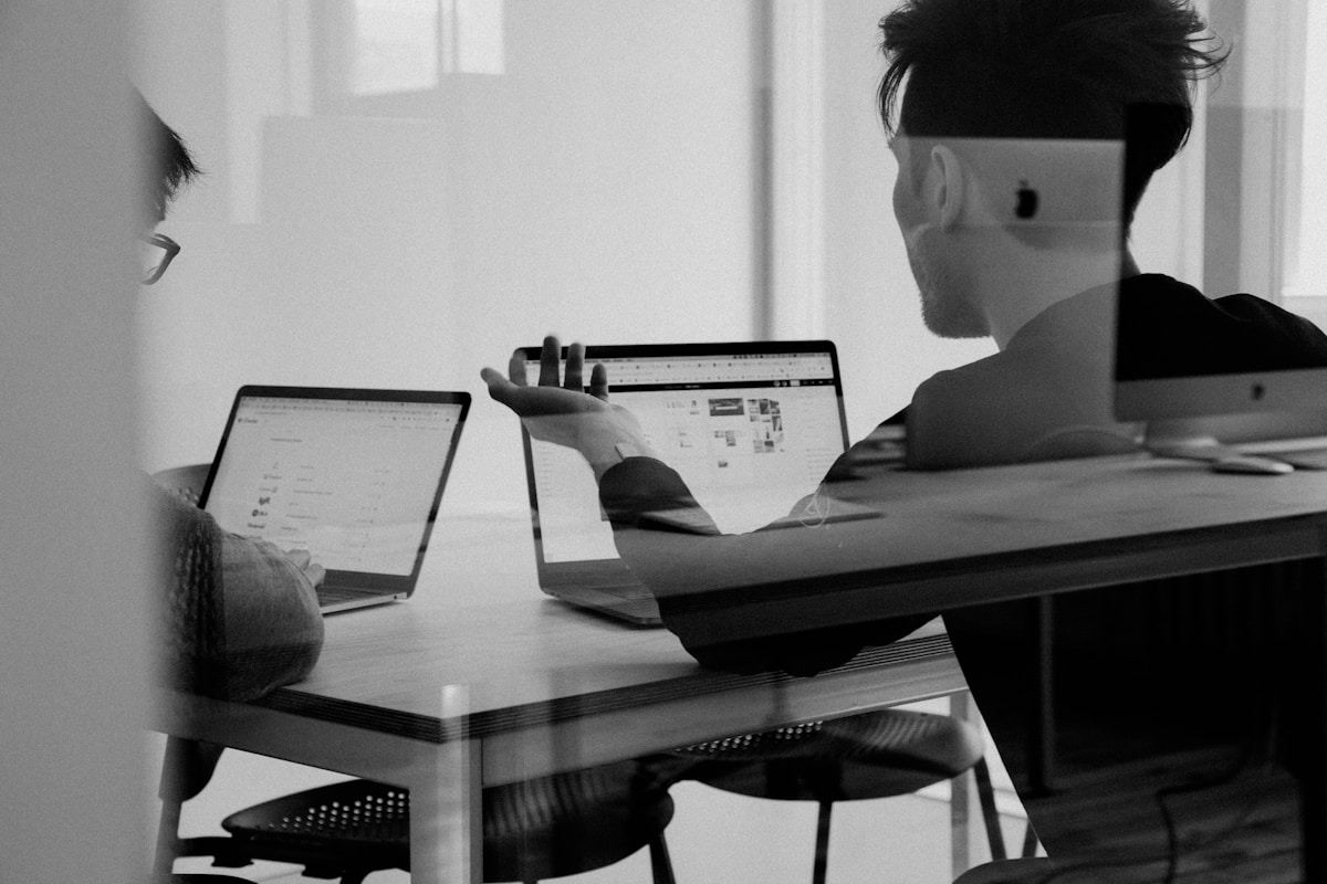 Equipo revisando documentos de pie