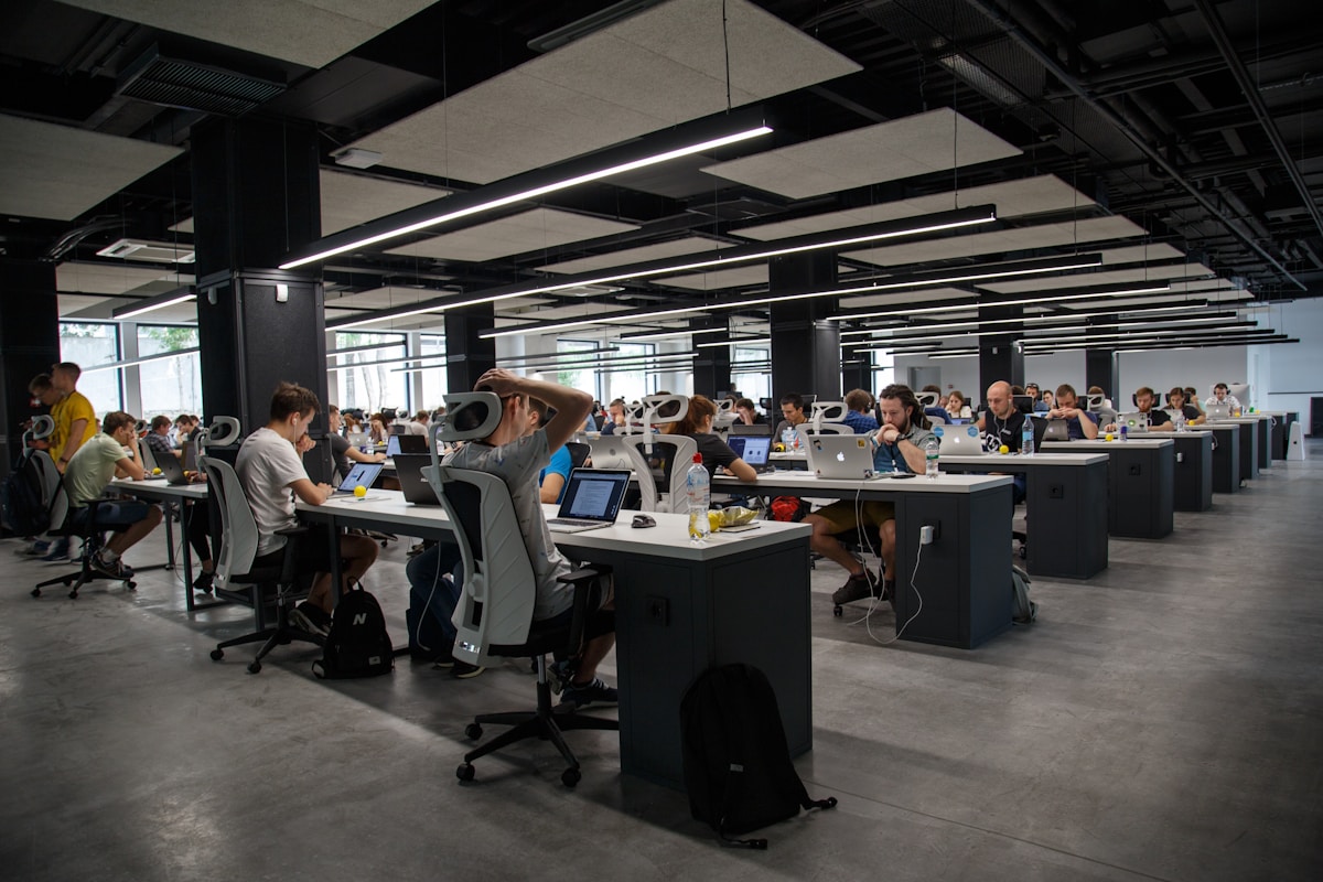 Puesto de trabajo con pantallas en ambiente de luz baja