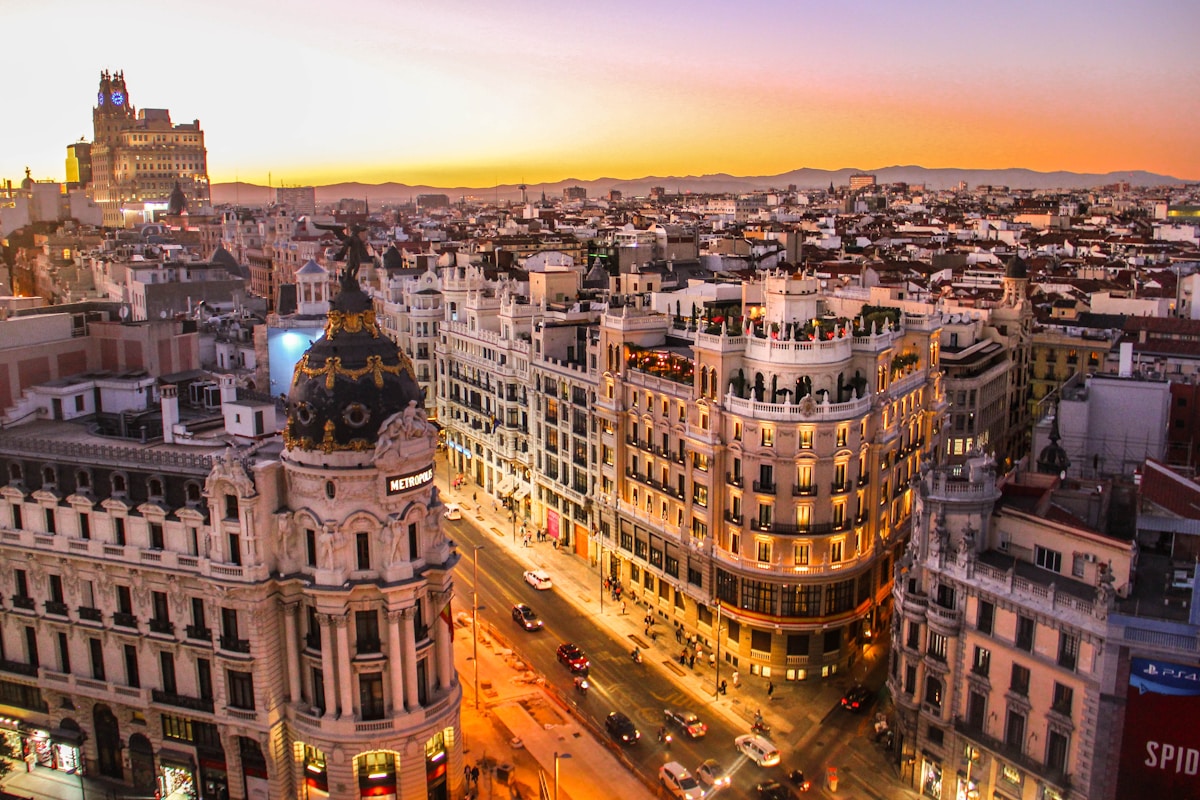 Horizonte urbano al atardecer